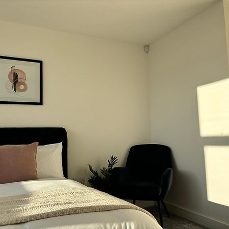 Manchester Apt, Free Parking, Business, Couples & Families Екстер'єр фото