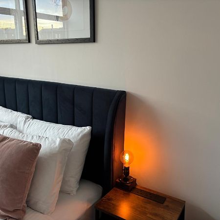 Manchester Apt, Free Parking, Business, Couples & Families Екстер'єр фото