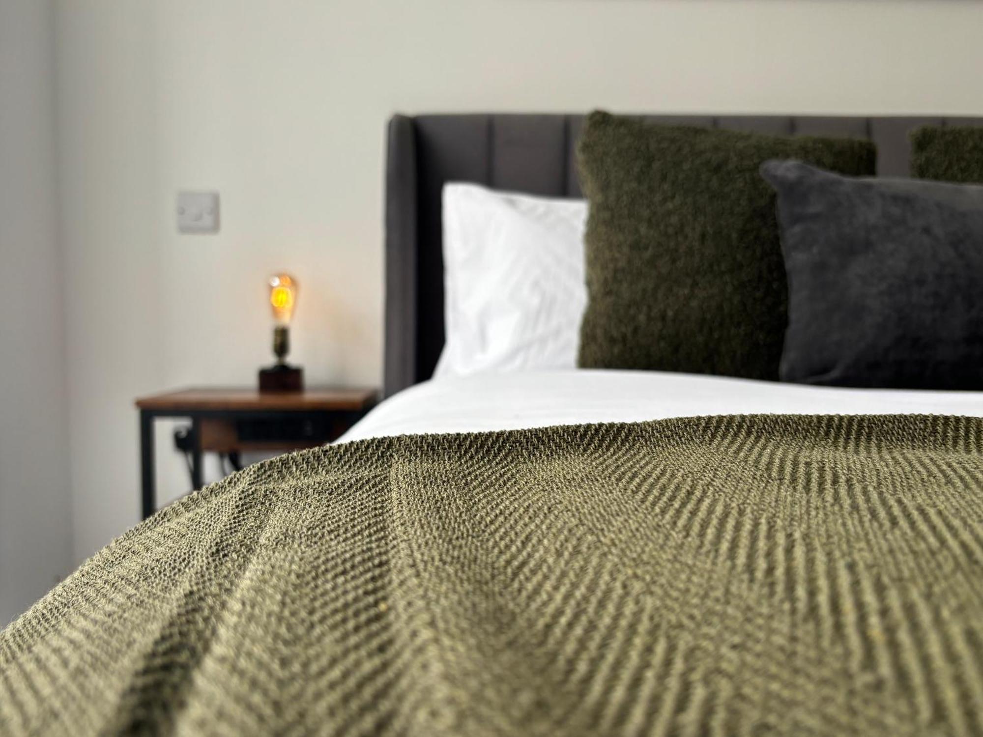 Manchester Apt, Free Parking, Business, Couples & Families Екстер'єр фото