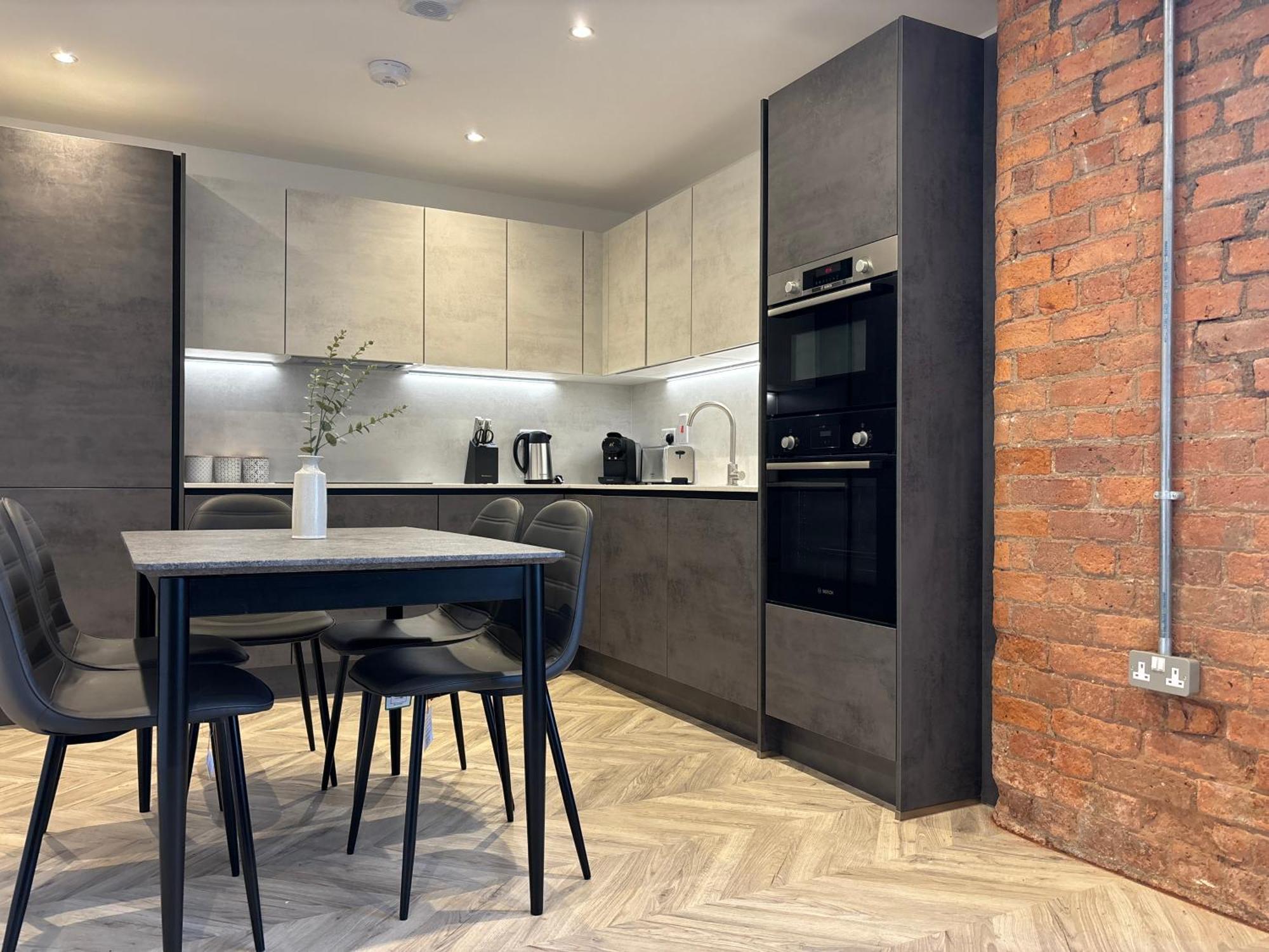 Manchester Apt, Free Parking, Business, Couples & Families Екстер'єр фото