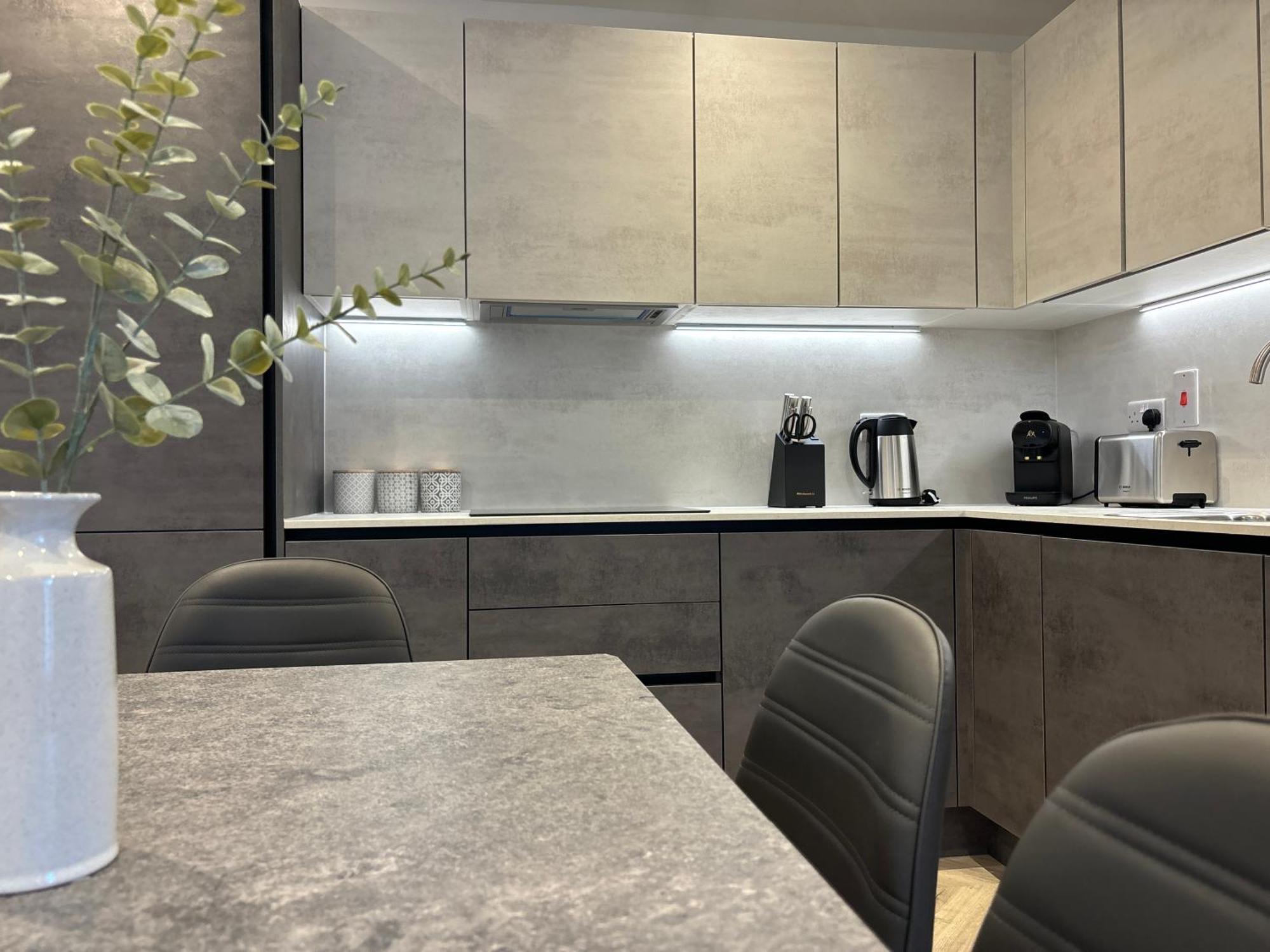 Manchester Apt, Free Parking, Business, Couples & Families Екстер'єр фото