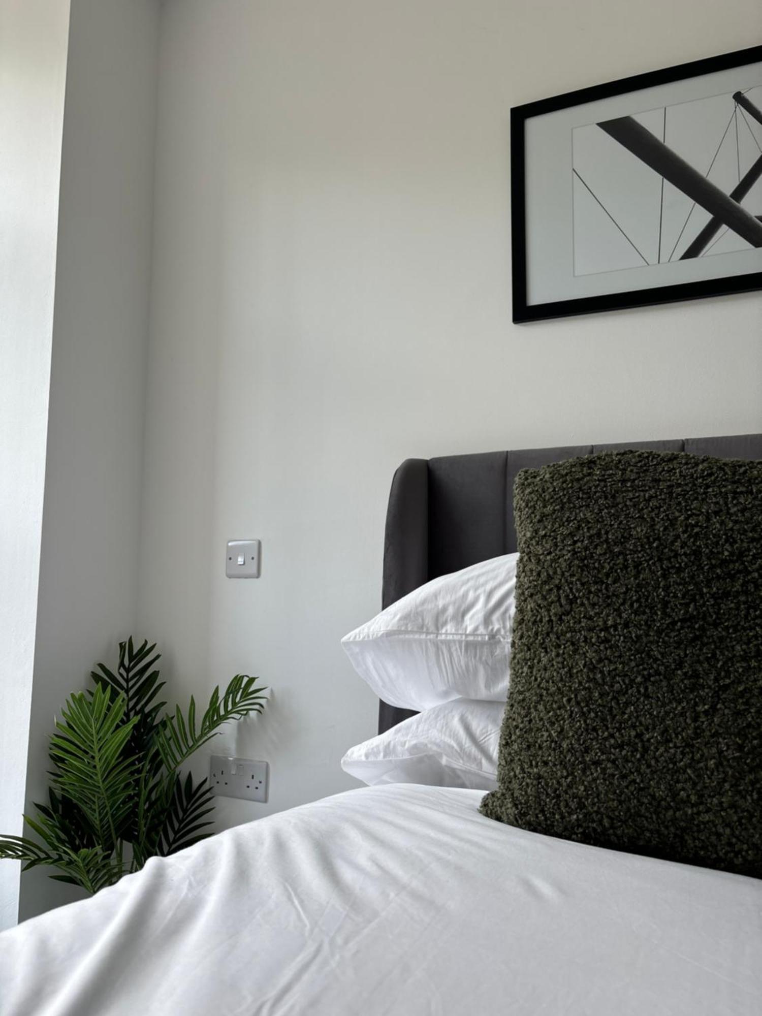 Manchester Apt, Free Parking, Business, Couples & Families Екстер'єр фото