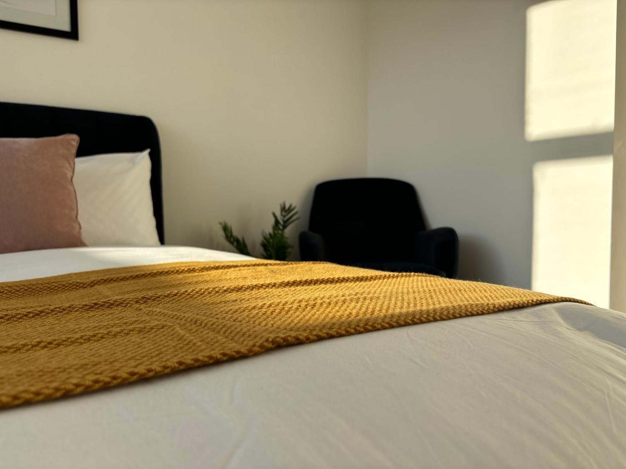 Manchester Apt, Free Parking, Business, Couples & Families Екстер'єр фото