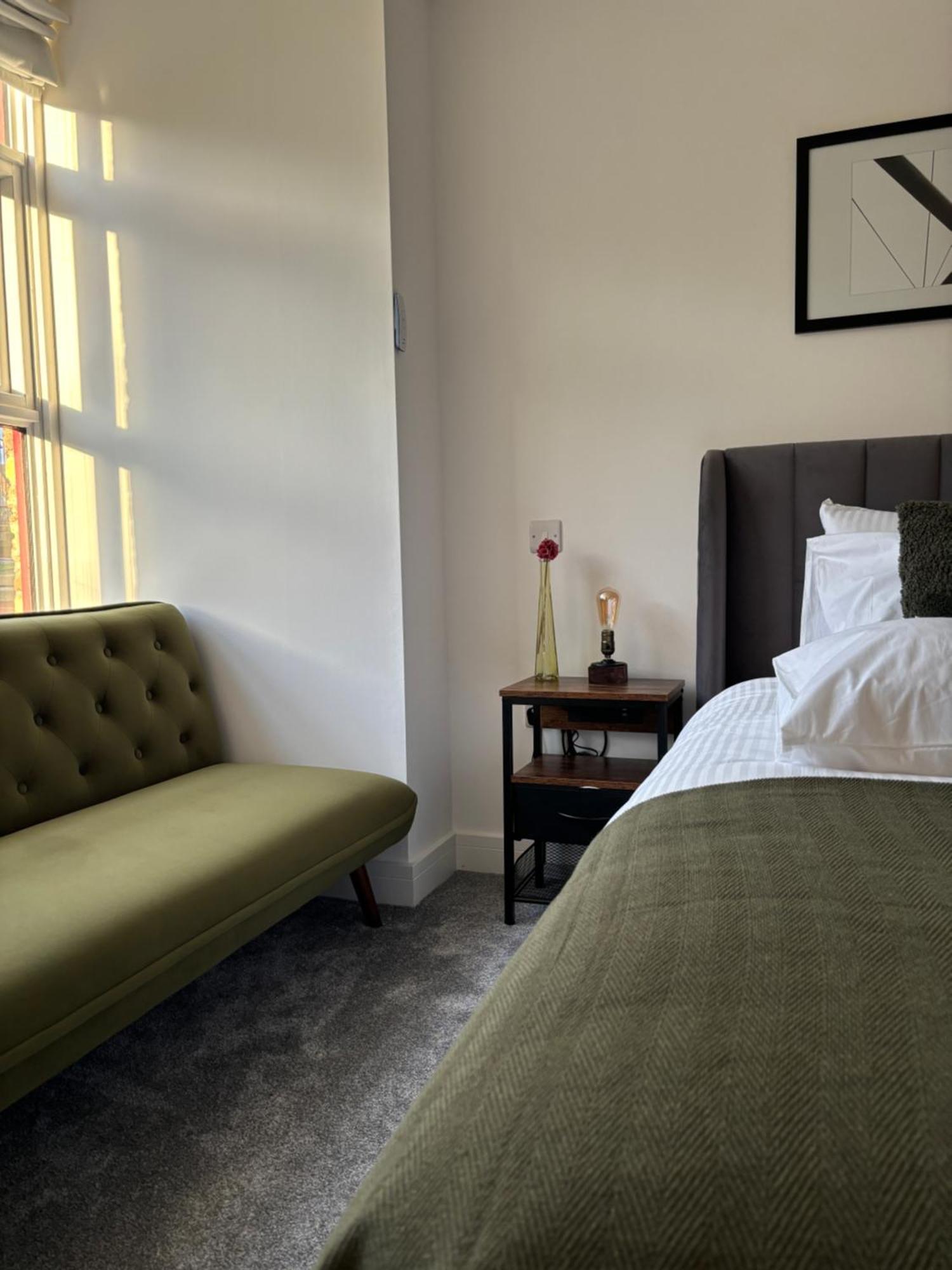 Manchester Apt, Free Parking, Business, Couples & Families Екстер'єр фото